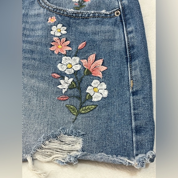 Time and True Women’s Blue Jean Shorts with Floral Embroidery Size 4 - Picture 4 of 16